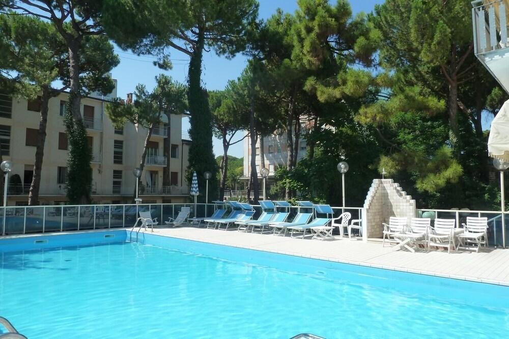 Hotel Astra Milano Marittima Exteriör bild